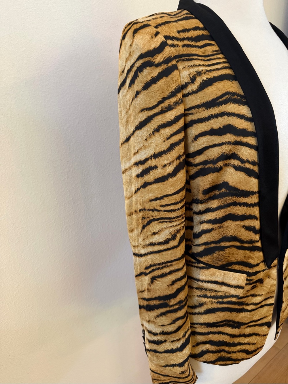 Zara Tiger Animal Print Tuxedo Blazer. Lightweight fun, summer, formal. Size XS - Picture 3 of 9